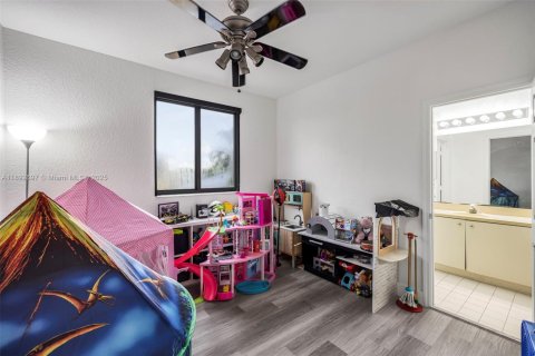 House in Miami, Florida 4 bedrooms, 227.61 sq.m. № 1947022 - photo 25