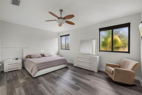 House in Miami, Florida 4 bedrooms, 227.61 sq.m. № 1947022 - photo 29