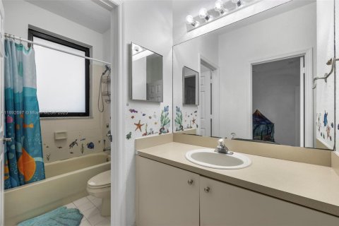 House in Miami, Florida 4 bedrooms, 227.61 sq.m. № 1947022 - photo 27