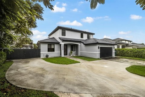 House in Miami, Florida 4 bedrooms, 227.61 sq.m. № 1947022 - photo 2