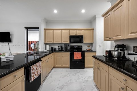 House in Miami, Florida 4 bedrooms, 227.61 sq.m. № 1947022 - photo 11