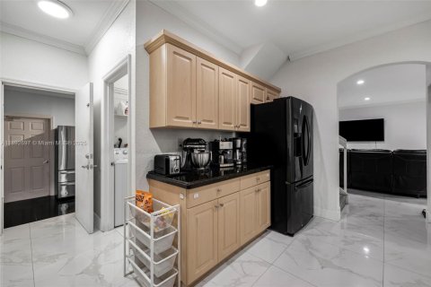House in Miami, Florida 4 bedrooms, 227.61 sq.m. № 1947022 - photo 14