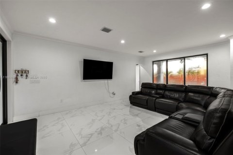 House in Miami, Florida 4 bedrooms, 227.61 sq.m. № 1947022 - photo 6