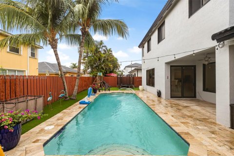 House in Miami, Florida 4 bedrooms, 227.61 sq.m. № 1947022 - photo 1