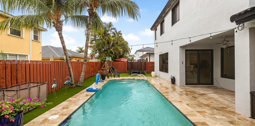 House in Miami, Florida 4 bedrooms, 227.61 sq.m. № 1947022