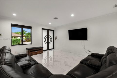 House in Miami, Florida 4 bedrooms, 227.61 sq.m. № 1947022 - photo 7
