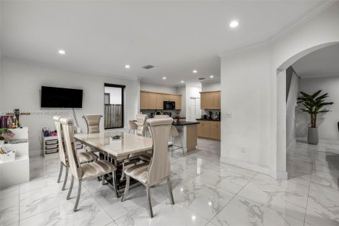 House in Miami, Florida 4 bedrooms, 227.61 sq.m. № 1947022 - photo 17