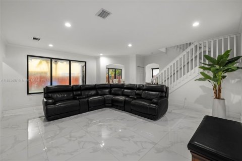 House in Miami, Florida 4 bedrooms, 227.61 sq.m. № 1947022 - photo 4