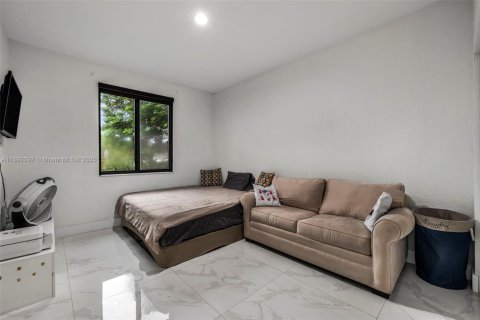 House in Miami, Florida 4 bedrooms, 227.61 sq.m. № 1947022 - photo 20