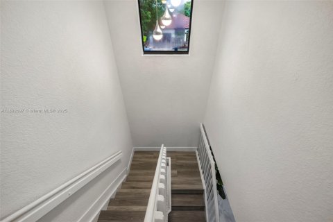 House in Miami, Florida 4 bedrooms, 227.61 sq.m. № 1947022 - photo 21