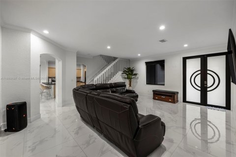 House in Miami, Florida 4 bedrooms, 227.61 sq.m. № 1947022 - photo 9