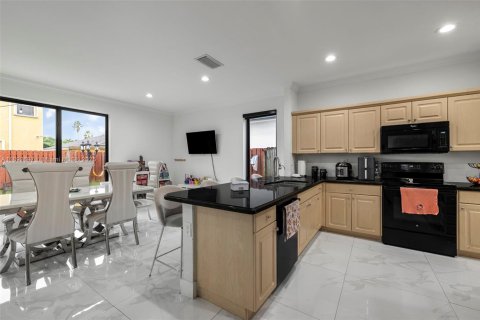 House in Miami, Florida 4 bedrooms, 227.61 sq.m. № 1947022 - photo 10