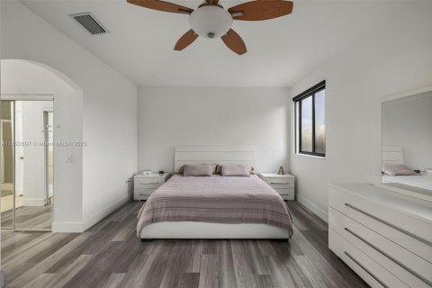 House in Miami, Florida 4 bedrooms, 227.61 sq.m. № 1947022 - photo 30