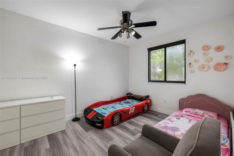 House in Miami, Florida 4 bedrooms, 227.61 sq.m. № 1947022 - photo 23