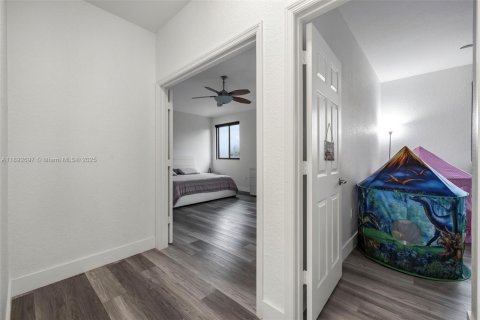 House in Miami, Florida 4 bedrooms, 227.61 sq.m. № 1947022 - photo 22