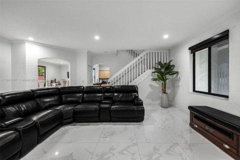 House in Miami, Florida 4 bedrooms, 227.61 sq.m. № 1947022 - photo 5