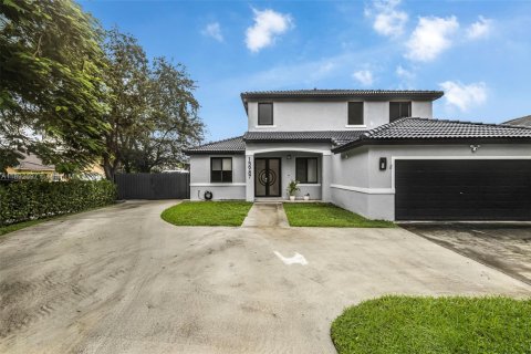 House in Miami, Florida 4 bedrooms, 227.61 sq.m. № 1947022 - photo 3