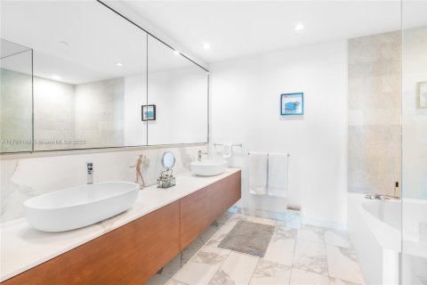 Condo in Bal Harbour, Florida, 2 bedrooms  № 1863473 - photo 14