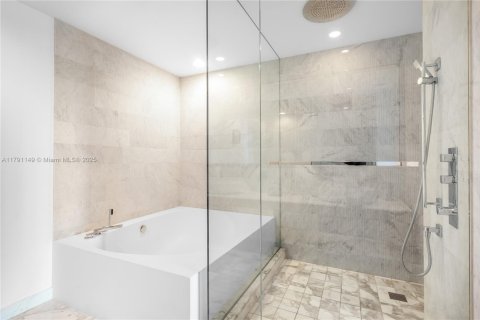 Condo in Bal Harbour, Florida, 2 bedrooms  № 1863473 - photo 15