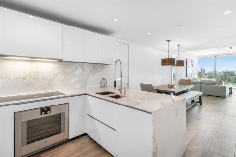Condo in Bal Harbour, Florida, 2 bedrooms  № 1863473 - photo 7
