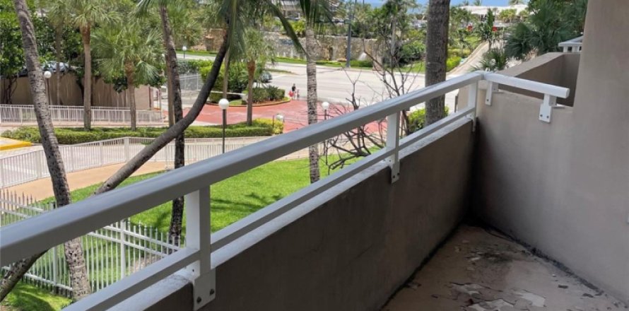 Condo in Hallandale Beach, Florida, 2 bedrooms № 970503
