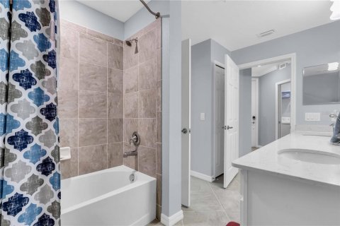 Condo in Bradenton, Florida, 3 bedrooms in LAKEWOOD NATIONAL  № 1386619 - photo 16