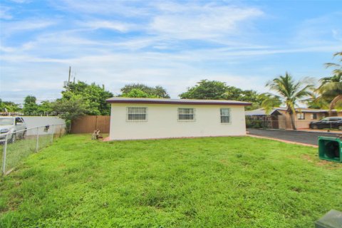 House in Miami, Florida 3 bedrooms, 82.5 sq.m. № 1944802 - photo 22
