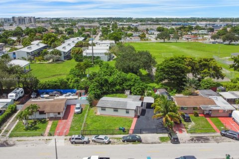 House in Miami, Florida 3 bedrooms, 82.5 sq.m. № 1944802 - photo 27