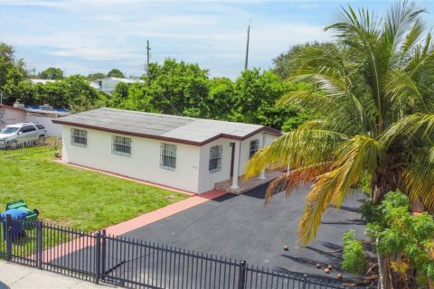 House in Miami, Florida 3 bedrooms, 82.5 sq.m. № 1944802 - photo 26