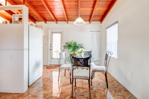 House in Miami, Florida 3 bedrooms, 82.5 sq.m. № 1944802 - photo 9