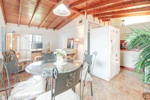 House in Miami, Florida 3 bedrooms, 82.5 sq.m. № 1944802 - photo 6