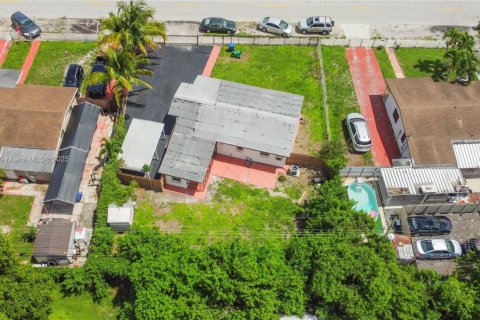 House in Miami, Florida 3 bedrooms, 82.5 sq.m. № 1944802 - photo 28