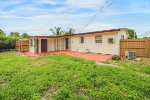 House in Miami, Florida 3 bedrooms, 82.5 sq.m. № 1944802 - photo 20