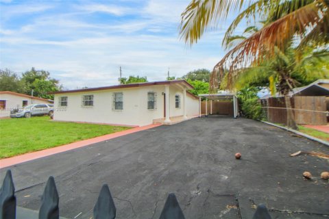 House in Miami, Florida 3 bedrooms, 82.5 sq.m. № 1944802 - photo 1
