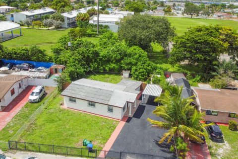 House in Miami, Florida 3 bedrooms, 82.5 sq.m. № 1944802 - photo 25