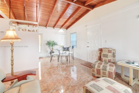 House in Miami, Florida 3 bedrooms, 82.5 sq.m. № 1944802 - photo 5