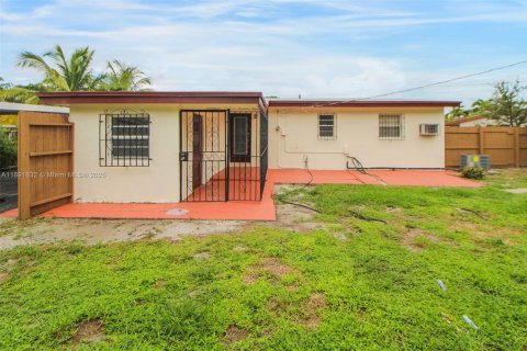 House in Miami, Florida 3 bedrooms, 82.5 sq.m. № 1944802 - photo 21
