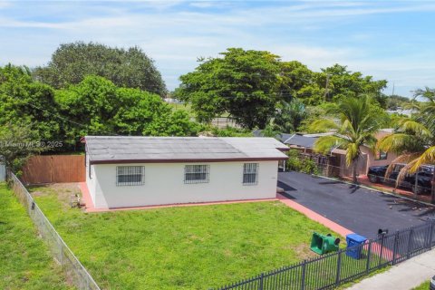 House in Miami, Florida 3 bedrooms, 82.5 sq.m. № 1944802 - photo 30
