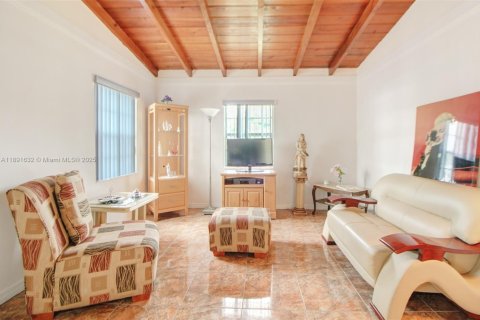 House in Miami, Florida 3 bedrooms, 82.5 sq.m. № 1944802 - photo 4