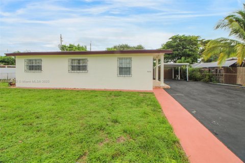 House in Miami, Florida 3 bedrooms, 82.5 sq.m. № 1944802 - photo 2