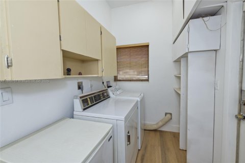 House in Miami, Florida 4 bedrooms, 159.98 sq.m. № 2023010 - photo 27