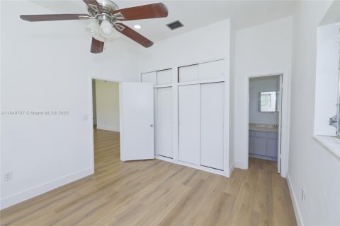 House in Miami, Florida 4 bedrooms, 159.98 sq.m. № 2023010 - photo 14