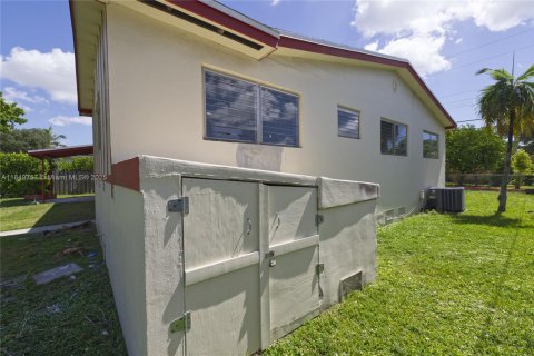 House in Miami, Florida 4 bedrooms, 159.98 sq.m. № 2023010 - photo 28