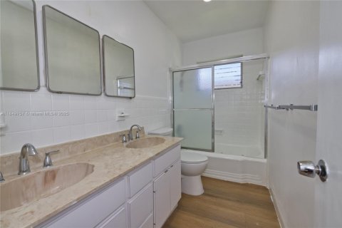 House in Miami, Florida 4 bedrooms, 159.98 sq.m. № 2023010 - photo 19