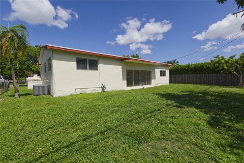 House in Miami, Florida 4 bedrooms, 159.98 sq.m. № 2023010 - photo 30