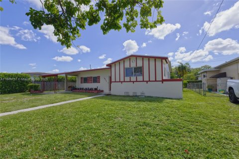 House in Miami, Florida 4 bedrooms, 159.98 sq.m. № 2023010 - photo 3