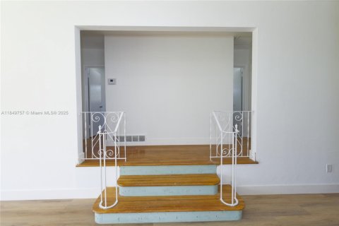 House in Miami, Florida 4 bedrooms, 159.98 sq.m. № 2023010 - photo 10