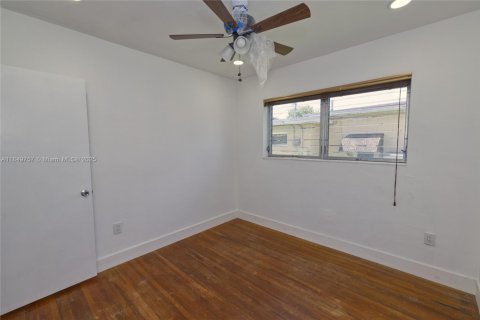 House in Miami, Florida 4 bedrooms, 159.98 sq.m. № 2023010 - photo 20