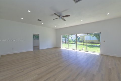 House in Miami, Florida 4 bedrooms, 159.98 sq.m. № 2023010 - photo 4