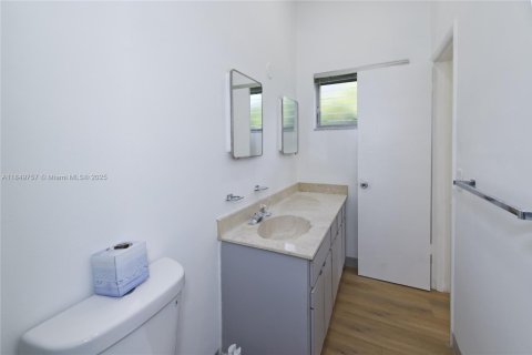 House in Miami, Florida 4 bedrooms, 159.98 sq.m. № 2023010 - photo 16